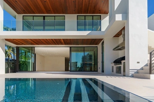 Smart-variable-heating,-automated-safety-covers,-and-custom-glass-tiling-for-luxury-family-villas
